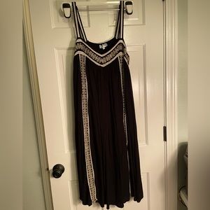 J Gee - gauzy - 100% rayon -flowing sundress - black and white